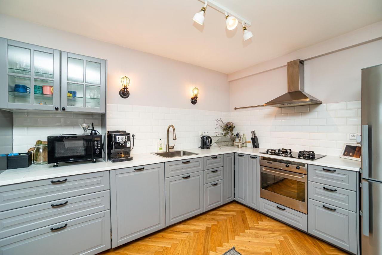 Central, Spacious, Modern 5 Bedrm Duplex W/Balcony Prague Exterior photo