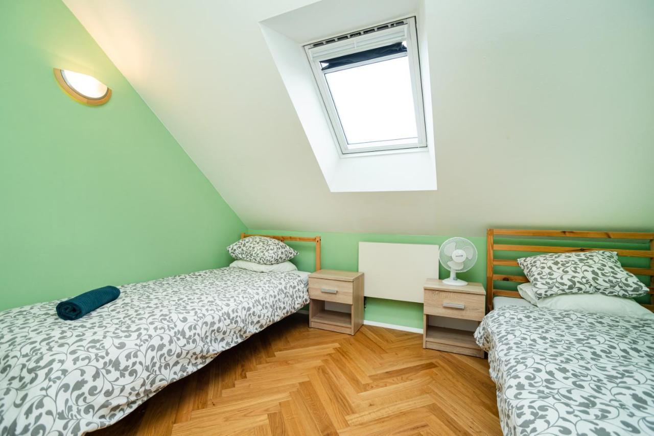 Central, Spacious, Modern 5 Bedrm Duplex W/Balcony Prague Exterior photo